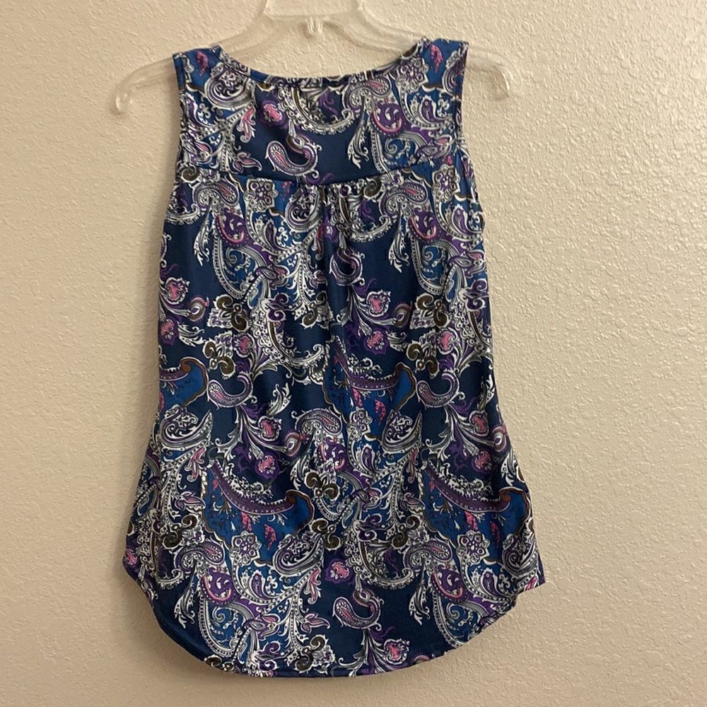 💙🦋A colorful paisley style tank. The colors go together beautifully!! - Picture 5 of 5